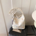 Sac fourre-tout beige avec broderie paysage dorée et texture satinée élégante - Blanc