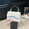 Borsa a mano bianca stile francese con trapuntatura a onde e finiture in oro lussuoso - Bianco