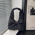 Schwarze gesteppte Puffer-Tasche mit großer Schleife und geräumigem Innenraum - Schwarz