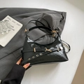 Glänzende schwarze Schultertasche mit goldener Gürtelschnalle und Vintage-Leder-Finish - Schwarz