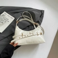 Retro cremeweiße Hobo-Tasche mit goldenen Details und verstellbarem Gurt auf Anzugstoff - Weiß