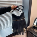 Sac à bandoulière en daim noir avec clous dorés et longues franges rétro - Noir
