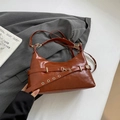 Braune Retro-Tasche aus glänzendem Kunstleder mit goldener Schnalle und Gurtband - Braun
