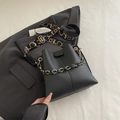 Bolso cubo de cuero negro con textura de lichi y correa ancha de diseño moderno - Negro