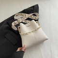 Bolso tipo cubo blanco en cuero lichi con cadena gruesa y correa jacquard ancha - Blanco