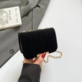 Bolso cuadrado de terciopelo negro con acolchado vertical y cadena dorada elegante - Negro
