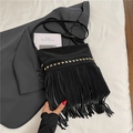 Sac bandoulière noir en daim avec rivets dorés et longues franges style bohème - Noir