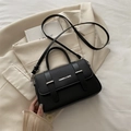 Bolso de mano negro clásico con textura de cuero lichi y detalles metálicos plateados - Negro