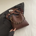 Bolso cubo marrón vintage con textura lichi, correa tejida y cadena dorada - Marrón