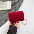 Bolso bandolera de terciopelo rojo oscuro con acolchado vertical y cadena dorada - Rojo