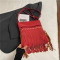 Sac bandoulière rouge en similicuir avec de longues franges bohèmes et rivets dorés - Rouge
