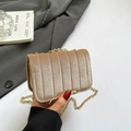 Bolso cuadrado pequeño de terciopelo beige con acolchado vertical y cadena dorada - Caqui