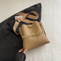 Bolso saco de cuero granulado caqui con correa de letras y cadena crema - Caqui