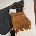 Sac bandoulière marron en daim synthétique avec de longues franges et clous dorés - Marron