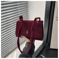 Nahaufnahme der weinroten Wildleder-Abendtasche mit goldenem Drehverschluss-Detail - Rot