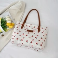 Borsa tote in tela bianca con stampa a ciliegie e manici marroni in stile lifestyle - Bianco