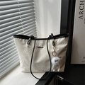 Grande borsa tote crema con manici neri a contrasto e ciondolo a mostro peloso - Con Ciondolo / Bianco