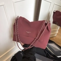 Bolso de hombro rosa palo en cuero mate con correa de cadena metálica plateada - Rojo