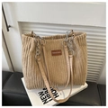Detalle de bolso tote de pana caqui con parche de cuero y correa de cadena plata - Caqui