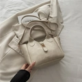 Bolso de piel beige con cierre dorado y correa ajustable en color crema suave - Blanco Roto
