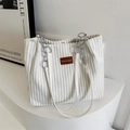 Borsa tote bianca in velluto a coste con tracolla a catena e logo moda per il pendolare - Bianco