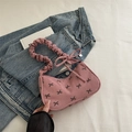 Rosa Cord-Schultertasche mit schwarzen Schleifenmustern und modischem gerafftem Griff - Rosa