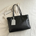 Bolso tote grande de cuero texturizado negro con correas finas y colgante decorativo - Negro