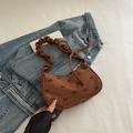 Braune Cord-Schultertasche mit schwarzen Schleifen und gerafftem Trageriemen - Braun
