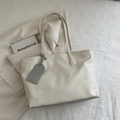 Bolso tote de cuero suave texturizado blanco crema con etiqueta gris elegante - Blanco