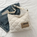 Borsa tote trapuntata beige in nylon con tracolla ampia e toppa logo vintage - Bianco