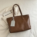 Bolso tote grande de cuero marrón oscuro con textura de grano y colgante gris - Marrón