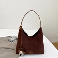 Sac hobo en daim marron foncé avec étiquette en cuir et petit pendentif en peluche - Marron avec Pendentif