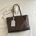 Bolso tote grande de cuero marrón oscuro para mujer con colgante y estilo minimalista - Marrón