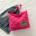 Borsa tote trapuntata fucsia con tracolla regolabile ed etichetta di tendenza - Rosa Rosso