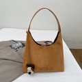 Sac fourre-tout en daim marron avec bandoulière en cuir et charm chiot en peluche - Marron avec Pendentif