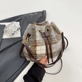 Bolso tipo cubo de felpa a cuadros marrón con cordón de cuero y detalles dorados - Gris
