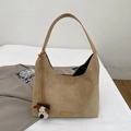 Sac hobo minimaliste en daim kaki avec breloque chien peluche et bandoulière - Khaki Avec Pendentif