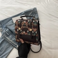 Sac à dos rétro en tricot à carreaux multicolores avec rabat en cuir et détails dorés - Vert