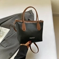 Bolso tote negro de grano de lichi con asas marrones y una correa larga al hombro - Negro