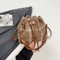Bolso tipo cubo de cuadros marrones y azules con correa de cuero para mujer - Caqui