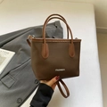 Bolso tote de cuero marrón oscuro con patrón de lichi, logo y correa de hombro ajustable - Marrón
