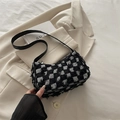 Fransen-Tasche mit schwarz-weißem Karomuster, Baguette-Stil mit Lederriemen und Reißverschluss - Schwarzes Gitter
