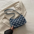 Schultertasche aus blau-weißem Denim mit Karomuster, Fransen und Sternendesign - Kariert Blau