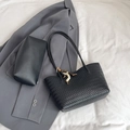Minimalistische schwarze gewebte Tragetasche mit passendem Reißverschlussbeutel und Perlen - Tote Bag Und Innentasche Mit Perlenanhänger / Schwarz Mit Anhänger