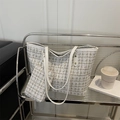 Weißer Tweed-Shopper mit Goldfaden und passender Tasche im Metallregal - Weiß