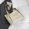 Bolso tote crema y caqui de cuero sintético con pañuelo de seda y letras doradas - Blanco