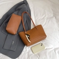 Braune gewebte Tragetasche aus Leder mit passender Reißverschlusstasche und Anhänger - Tote Bag Und Innentasche Mit Perlenanhänger / Braun mit Anhänger