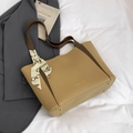 Bolso tote chic de cuero caqui con pañuelo de seda y elegante rotulado fashion - Caqui