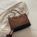 Gesteppte Leder-Tote-Bag mit braunem Wildlederkontrast und goldener Kettendetails - Braun