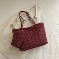 Elegantes Set aus burgunderroter Tweed-Tasche mit passendem Beutel und Goldnieten - Rot
